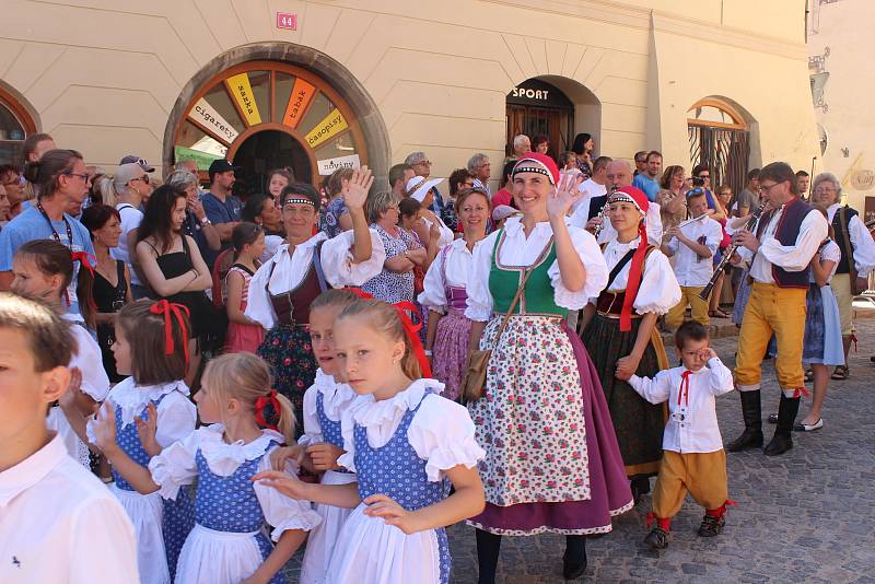 Kočár tažený koňmi přivezl na Velké náměstí Leonu Machálkovou. V průvodu se představili všichni účinkující.