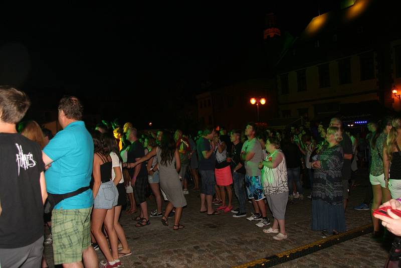 Vypsaná fixa zvedla do vzduchu v pátek večer doslova stovky rukou. Návštěvníci prachatických slavností neváhali a z dlažby náměstí se stal taneční parket. Každý song odměnili potleskem.