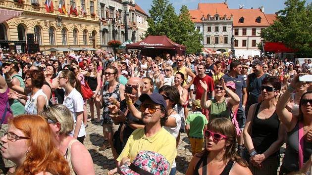 Prvními hosty sobotního programu Slavností Zlaté stezky v Prachaticích, kteří vystoupili na hlavním pódiu, byli protagonisté muzikálu Mamma Mia.