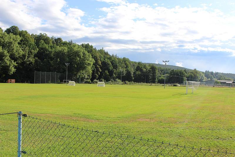 Povodně v roce 2002 husinecké fotbalisty nezlomili. Svůj areál včetně zázemí vybudovali znovu.