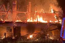 Noční požár domu v Lenoře - místní části Vlčí Jámy.