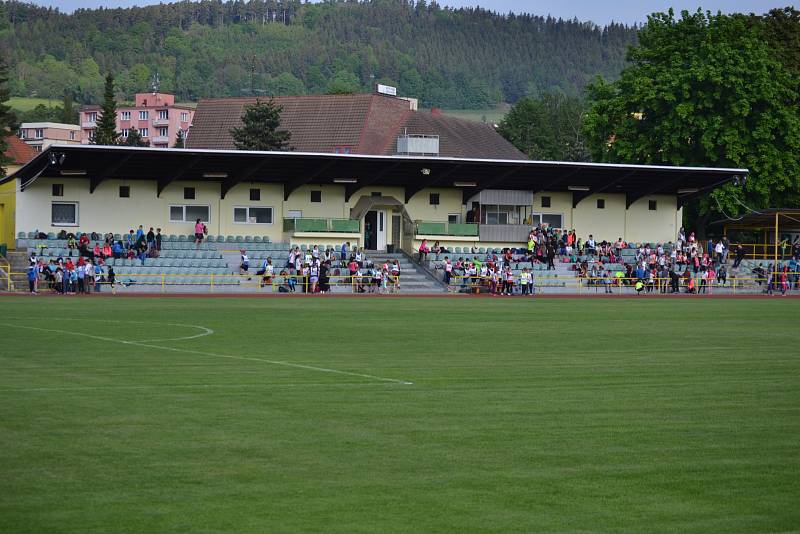 Městský stadion se zaplnil dětmi. Dům dětí a mládeže pro ně připravil atletickou soutěž.