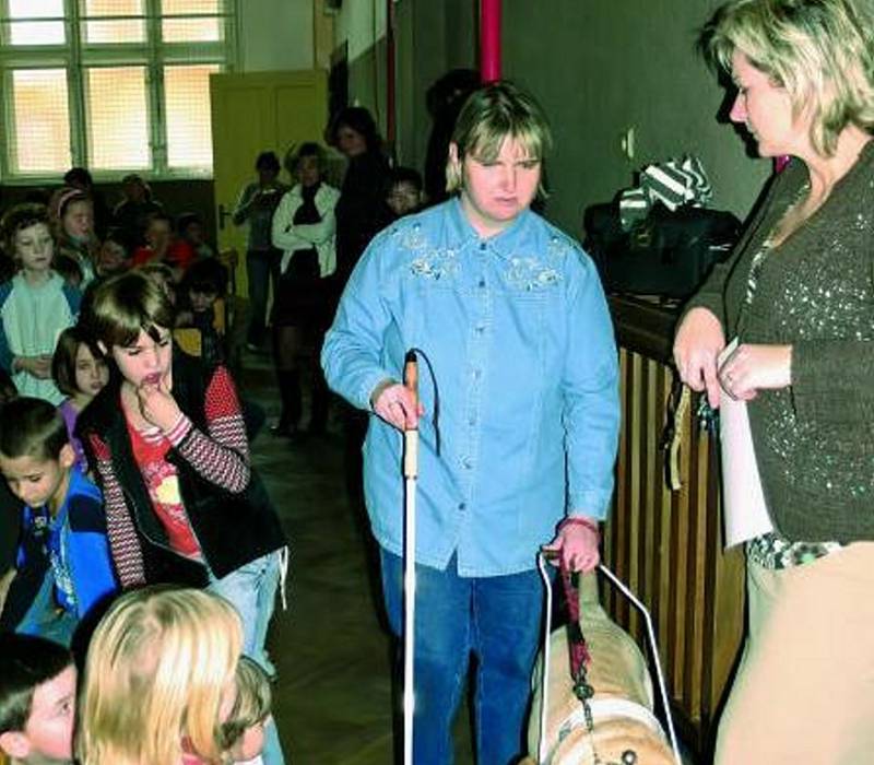 S ÚSMĚVEM. Členové občanského sdružení Ambrelo z Bratislavy ukázali, s jakými problémy se musí potýkat nevidomí spoluobčané v každodenním životě.