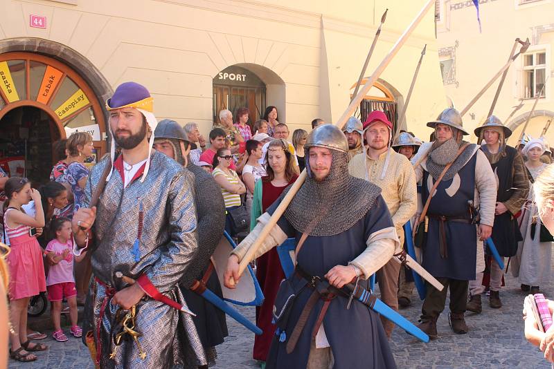 Kočár tažený koňmi přivezl na Velké náměstí Leonu Machálkovou. V průvodu se představili všichni účinkující.