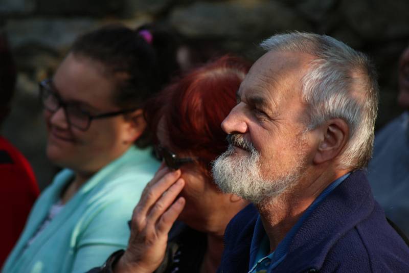 V prachatickém hospicovém parku zahrála dechová kapela Babouci.