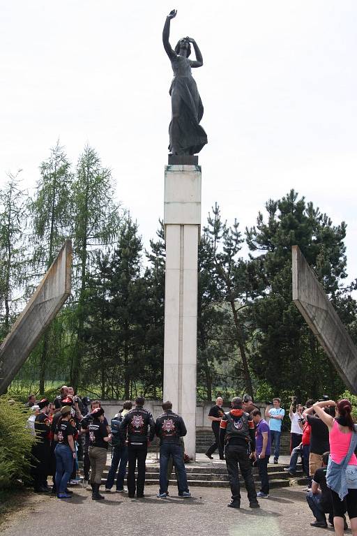 Noční vlci spolu se zástupci Všekozáckého svazu při pietním aktu kladení květin u památníku postaveném koncem osmdesátých let naproti původnímu místu setkání armád u Vitějovic.