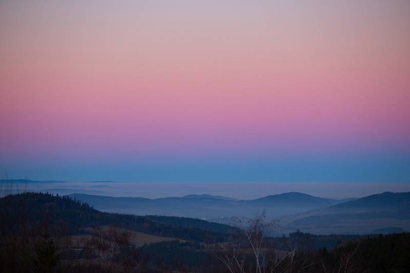 Soumrak nad šumavskou krajinou.