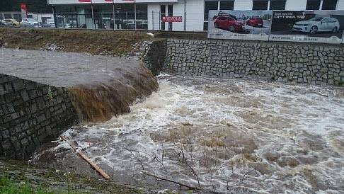 Z jindy poklidné říčky je dnes divoká řeka. Celodenní déšť zvedl na Vimpersku toky.