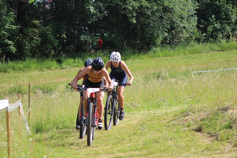 Triatlonistky připravily při Short tracku fanouškům skvělou podívanou.