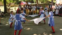 Prachatický folklórní soubor LIbín vychovává své nástupce. Premiérově se tak představil LIbíňáček ve Štěpánčině parku při Slavnostech Zlaté stezky.