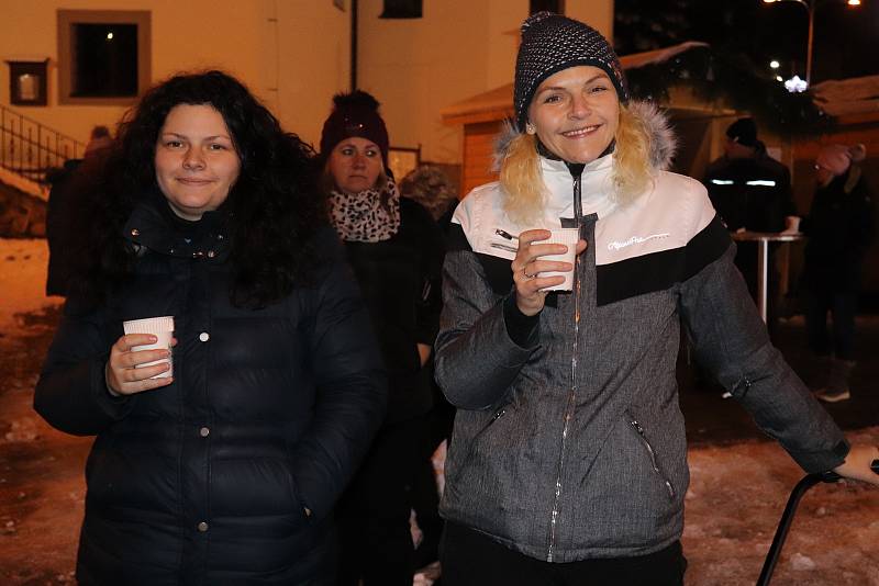 Česko zpívá koledy ve Volarech se vydařilo. Zazpívat si přišla zhruba stovka lidí.