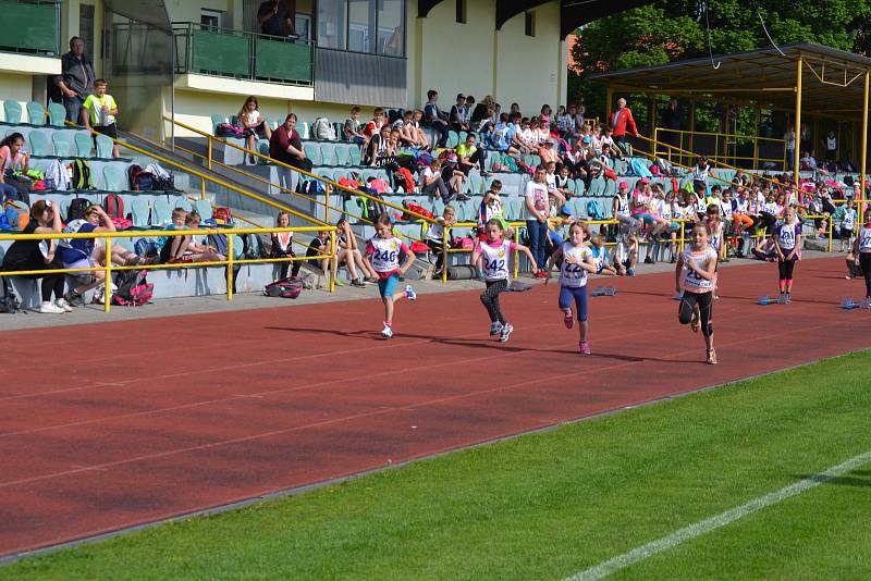 Městský stadion se zaplnil dětmi. Dům dětí a mládeže pro ně připravil atletickou soutěž.