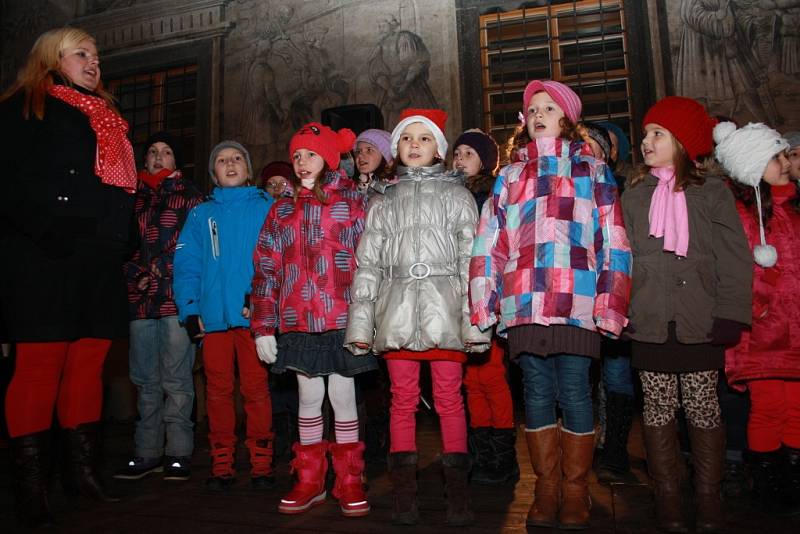 Česko zpívá koledy podpořili i Prachatičtí na Velkém náměstí.