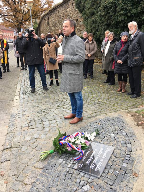 K 30. výročí sametové revoluce byla v neděli 17. listopadu slavnostně za přítomnosti řady osobností odhalena pamětní deska. Nachází se v prachatické Zahradní ulici a srdce z břečťanu.