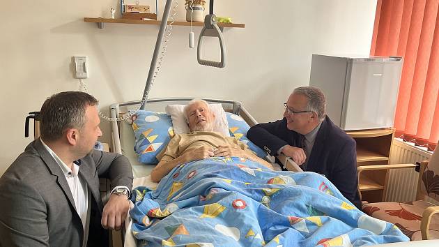 Marian Jurečka navštívil prachatický hospic. Tím ho provedl ředitel Robert Huneš.