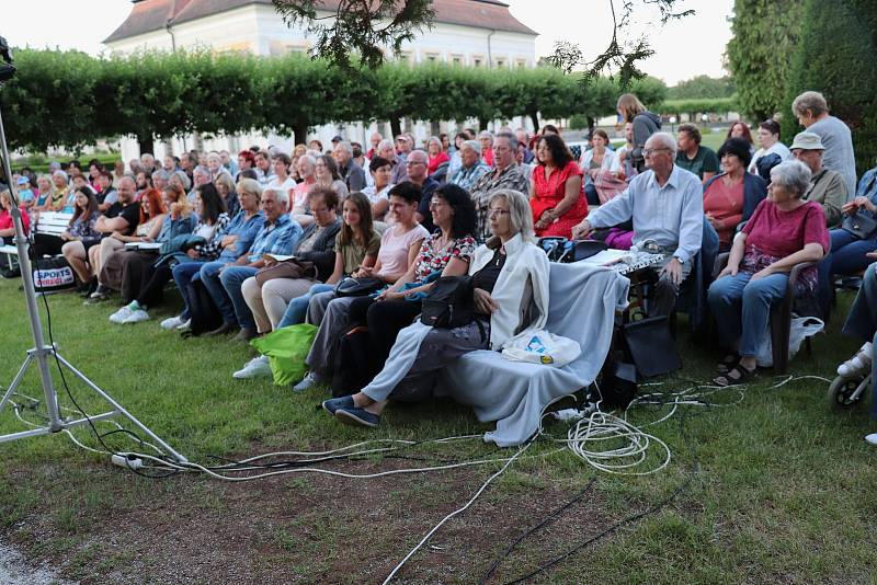 Jedenatřicátá sezona divadelního léta v podání netolických TYLáků je v plném proudu.