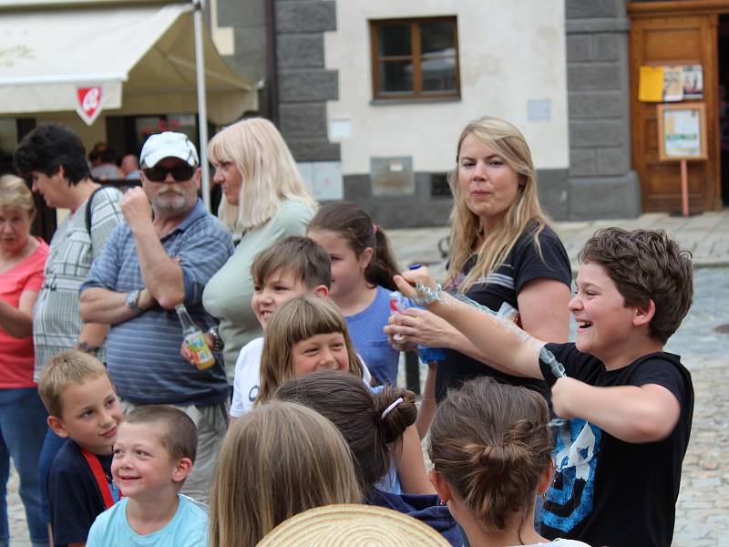 Stan na Velkém náměstí rozbalil při Muzejní noci Brick Cirk Cirkus Sakra. Klaun do svého vystoupení zatáhl i malé diváky. Ti se všichni skvěle bavili.