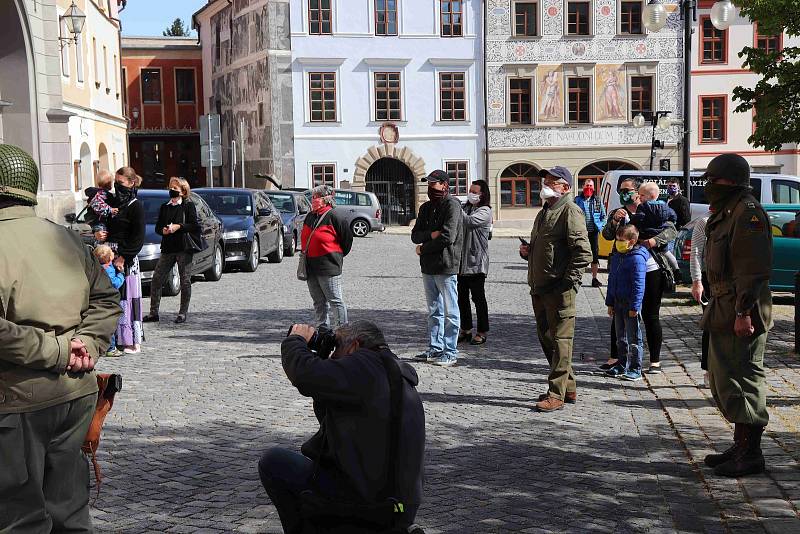 Odhalení pamětní desky na prachatickém Velkém náměstí. Bude připomínat osvobození ameriskou armádou.