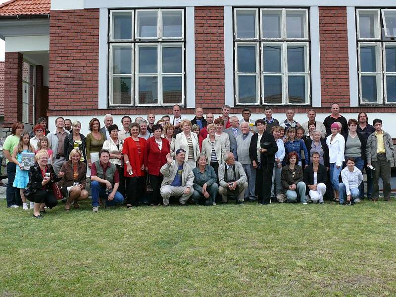 Společné foto ze setkání babičáků v roce 2008 v Babicích u Netolic.