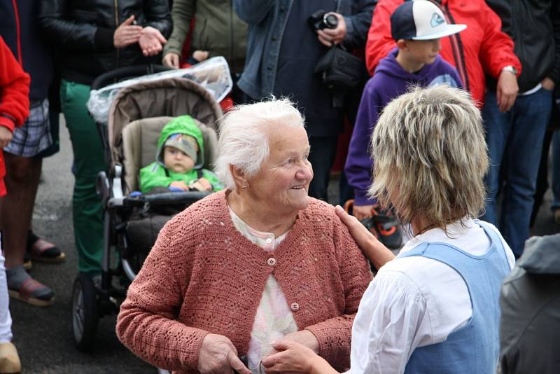 Ke Slavnostem dřeva ve Volarech jednoznačně patří o pochod ve dřevácích. Letos sice čtyři roky starý nový rekord překonán nebyl, ale i tak se po volarském náměstí prošlo ve dřevácích bez mála dvě stě lidí.