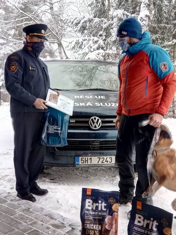 Záchranářské fence belgického ovčáka Enigmě a jejímu psovodu – členovi Horské služby Šumava Ondřeji Zemanovi se dostalo ocenění za zásah v okolí Lenory při pátrání po pohřešované ženě.