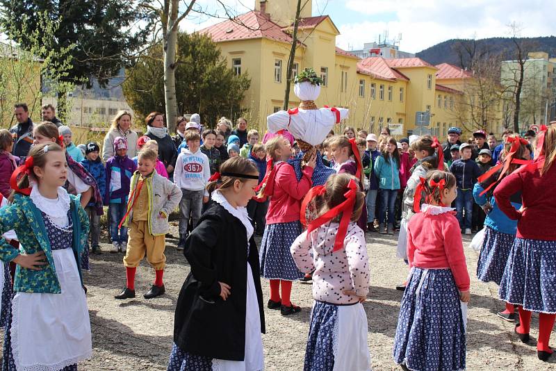 Děti ze ZŠ Vodňanská v Prachaticích se rozloučily se zimou tradičním vhozením Morany do Živného potoka.