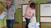 V první půl hodině po otevření volebních místností se v té v Základní škole ve Vodňanské ulici v Prachaticích tvořila fronta.