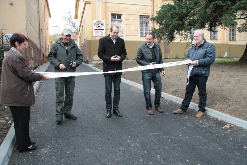 Poslední střihání pásky při předávání zrekonstruované ulice v Prachaticích. Poprvé vzal nůžky do ruky i nový místostarosta Prachatic Jan Klimeš (druhý zprava).