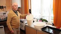 Pan Vladimír Svoboda slaví v těchto dnech 86. narozeniny. Místo oslavy ale s manželkou vylévají kbelík za kbelíkem. 