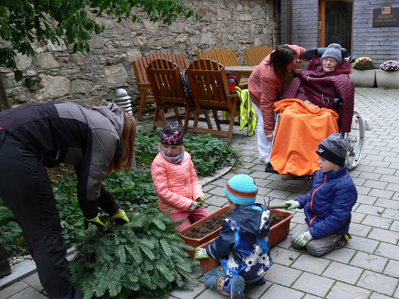 Děti z montessori vyrazily za seniory.