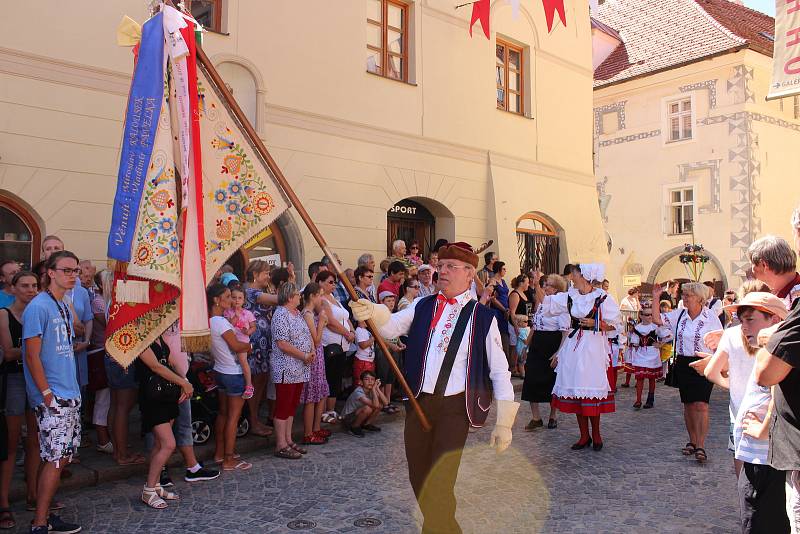 Kočár tažený koňmi přivezl na Velké náměstí Leonu Machálkovou. V průvodu se představili všichni účinkující.