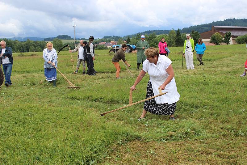 Volarský sekáč se stal již tradicí. Déšť soutěžení trochu komplikoval.