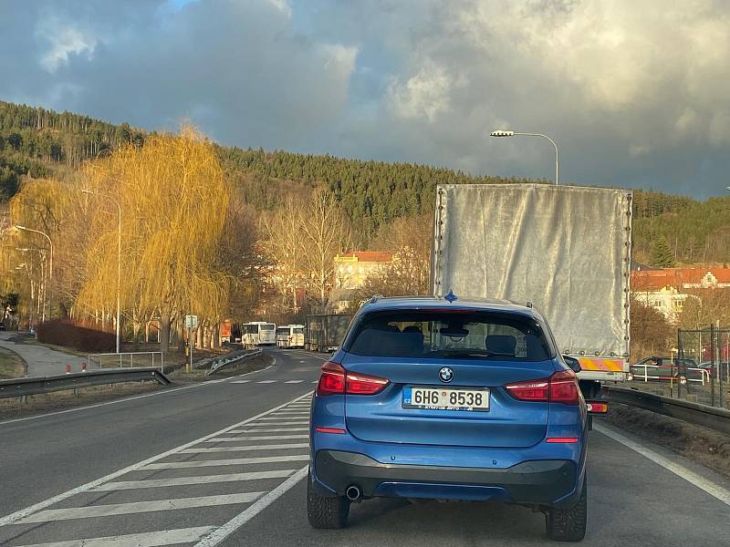 Z Prachatic  na Libínské Sedlo se řidiči nedostanou. Vozidla stojí už na obchvatu v Prachaticích.