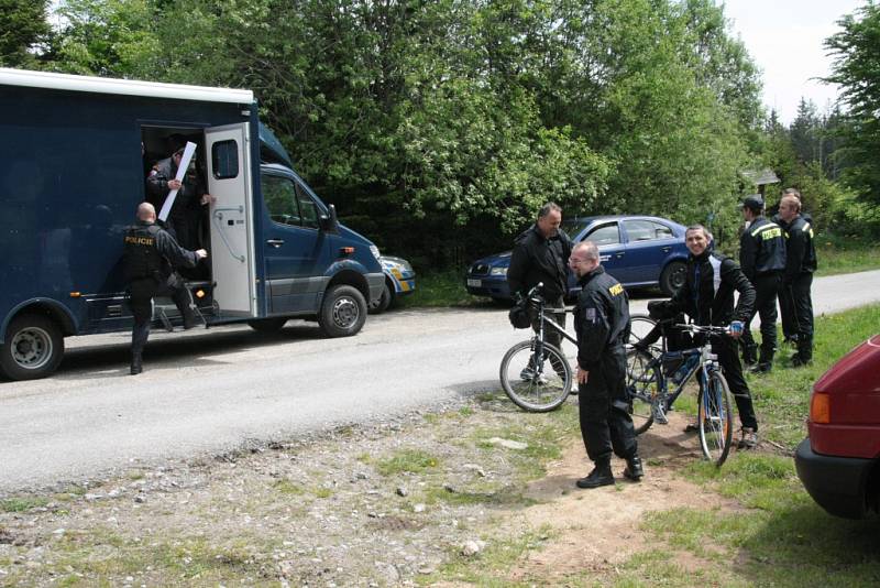 Oblast Národního parku Šumava od Nového Údolí přes Vltavskou cestu k Nové Peci až po Plešné jezero se ve čtbrtek stala místem pátrání po dvanácti ztracených účastnících nelegálního závodu. Naštěstí se jednalo o součinnostní cvičení záchranných složek.