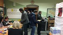 Za první tři hodiny prezidentských voleb volila v šumavské Kvildě zhruba stovka lidí. Valná většina z nich s voličským průkazem.