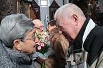 V sobotu dopoledne oslavili manželé Růžena a Vladimír Buzický padesát let společného života. Při výročí obnovili v kostele sv. Jakuba v Prachaticích manželský slib.
