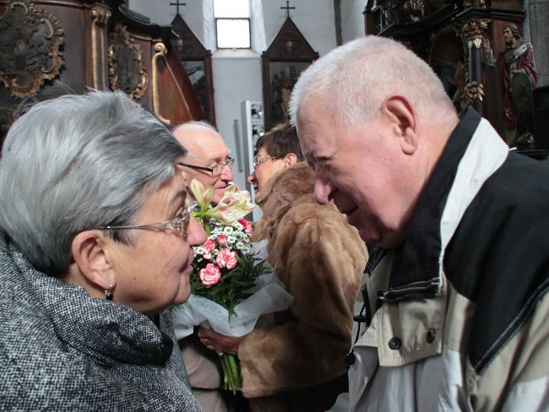 V sobotu dopoledne oslavili manželé Růžena a Vladimír Buzický padesát let společného života. Při výročí obnovili v kostele sv. Jakuba v Prachaticích manželský slib.