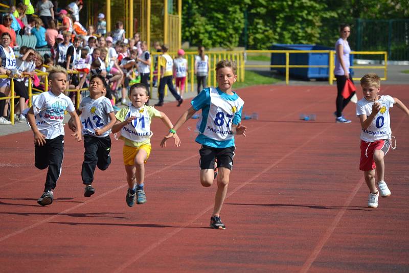 Městský stadion se zaplnil dětmi. Dům dětí a mládeže pro ně připravil atletickou soutěž.