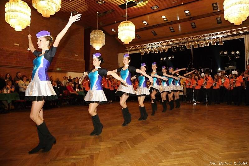 Sobotní ples vimperské dechovky a mažoretek.Foto: Bedřich Kubálek