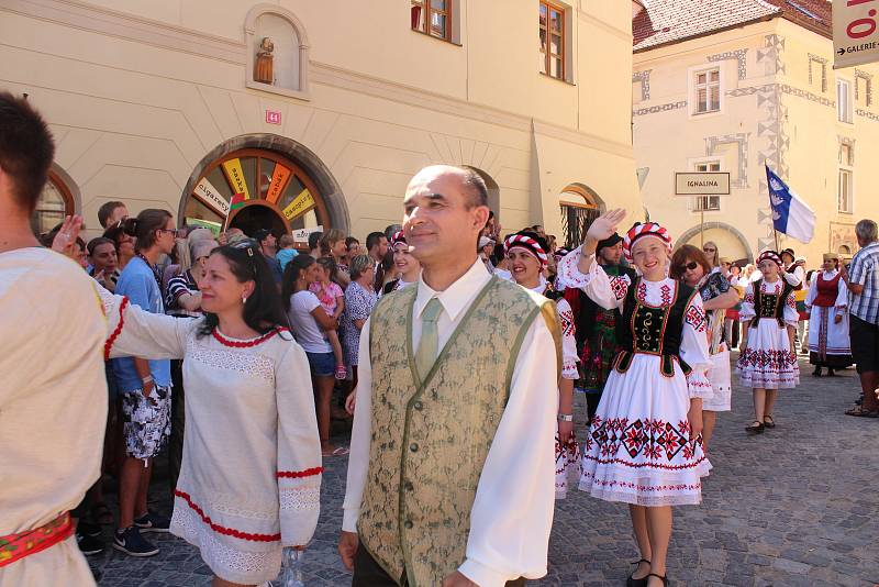 Kočár tažený koňmi přivezl na Velké náměstí Leonu Machálkovou. V průvodu se představili všichni účinkující.