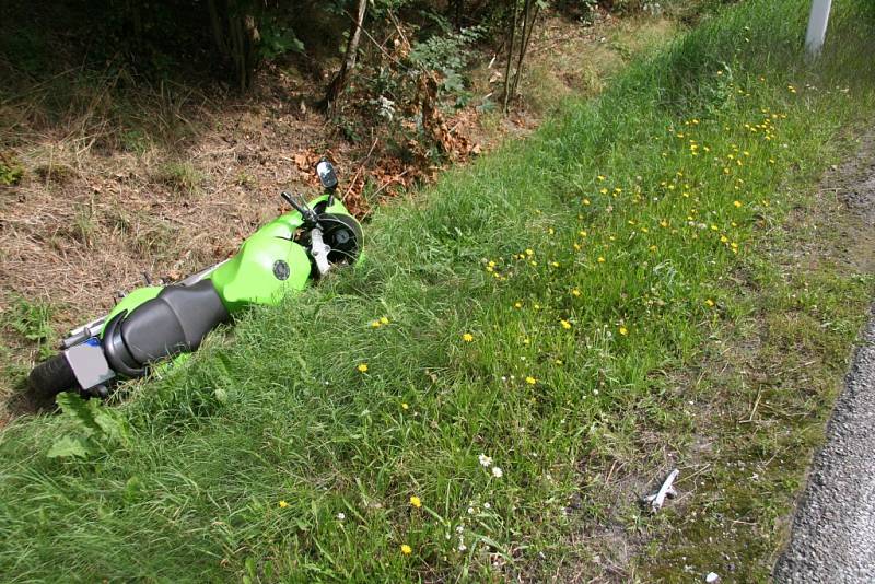 Dopravní nehoda motocyklu na silnici mezi Vitějovicemi a Žernovicemi.