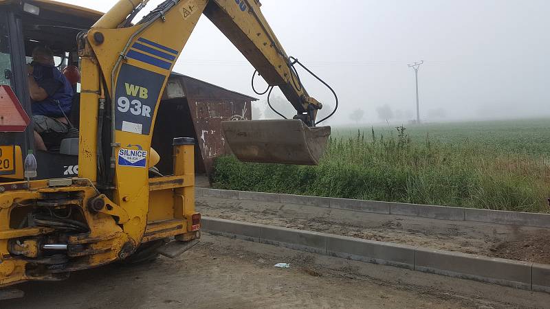 Opravy silnice z Češnovic na Němčice běží podle plánu. První tři kilometry jsou připraveny pro položení asfaltu.