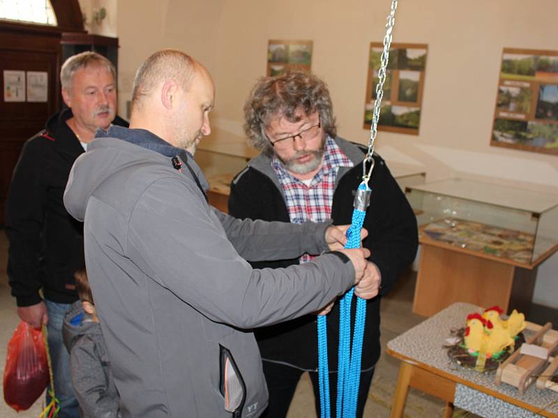 Prachatické muzeum připravilo ukázky velikonočních tradic. Malování kraslic ukázala Lenka Volková, pletení pomlázky Miroslav Ševčík.