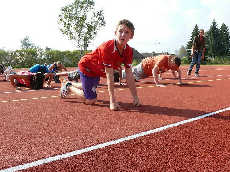 DEFINITIVNĚ SLOUŽÍ. Na novém sportovišti se začalo pracovat letos v červnu a práce dodavatelská firma skončila v polovině srpna. Chybí sice ještě bandážování konstrukcí streetballových košů, ale jinak už se tam sportuje naplno.