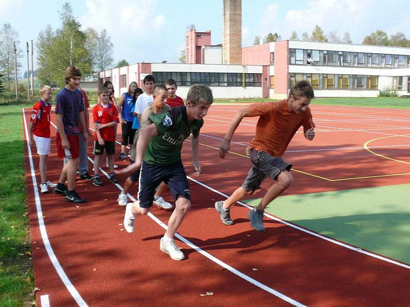 DEFINITIVNĚ SLOUŽÍ. Na novém sportovišti se začalo pracovat letos v červnu a práce dodavatelská firma skončila v polovině srpna. Chybí sice ještě bandážování konstrukcí streetballových košů, ale jinak už se tam sportuje naplno.