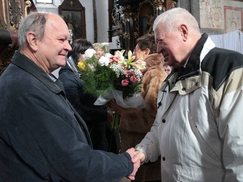 V sobotu dopoledne oslavili manželé Růžena a Vladimír Buzický padesát let společného života. Při výročí obnovili v kostele sv. Jakuba v Prachaticích manželský slib.