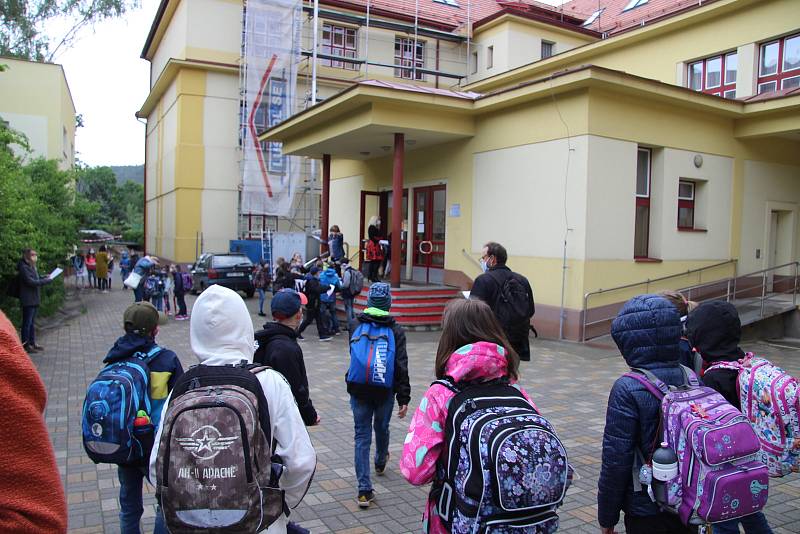 Školáci z prvního stupně se vrátili do lavic prachatické ZŠ ve Vodňanské ulici.
