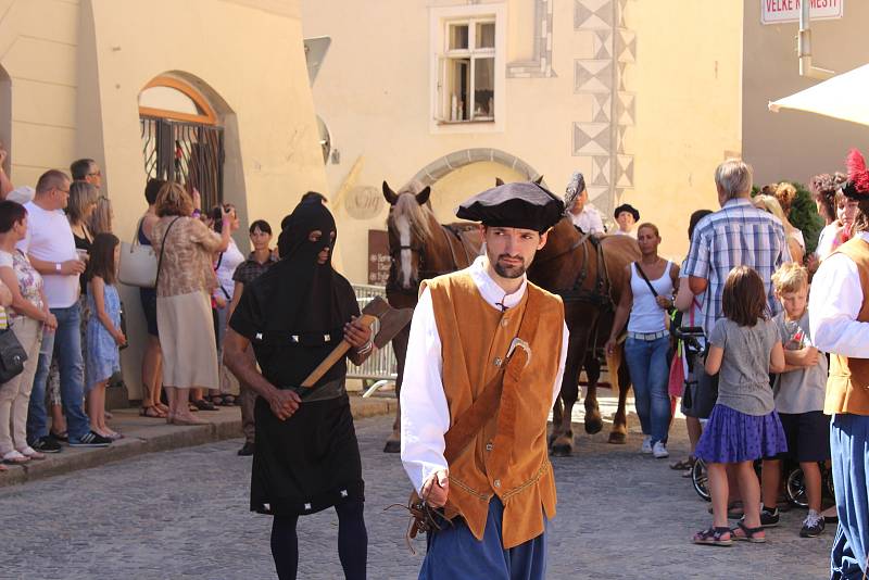 Kočár tažený koňmi přivezl na Velké náměstí Leonu Machálkovou. V průvodu se představili všichni účinkující.