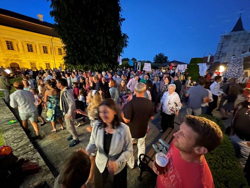 Letošní rozkvetlá tančírna na Kratochvíli se opravu vydařila..