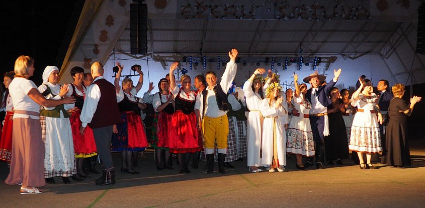 Folklórní soubor Libín-S z Prachatic na festivalu v Litvě.